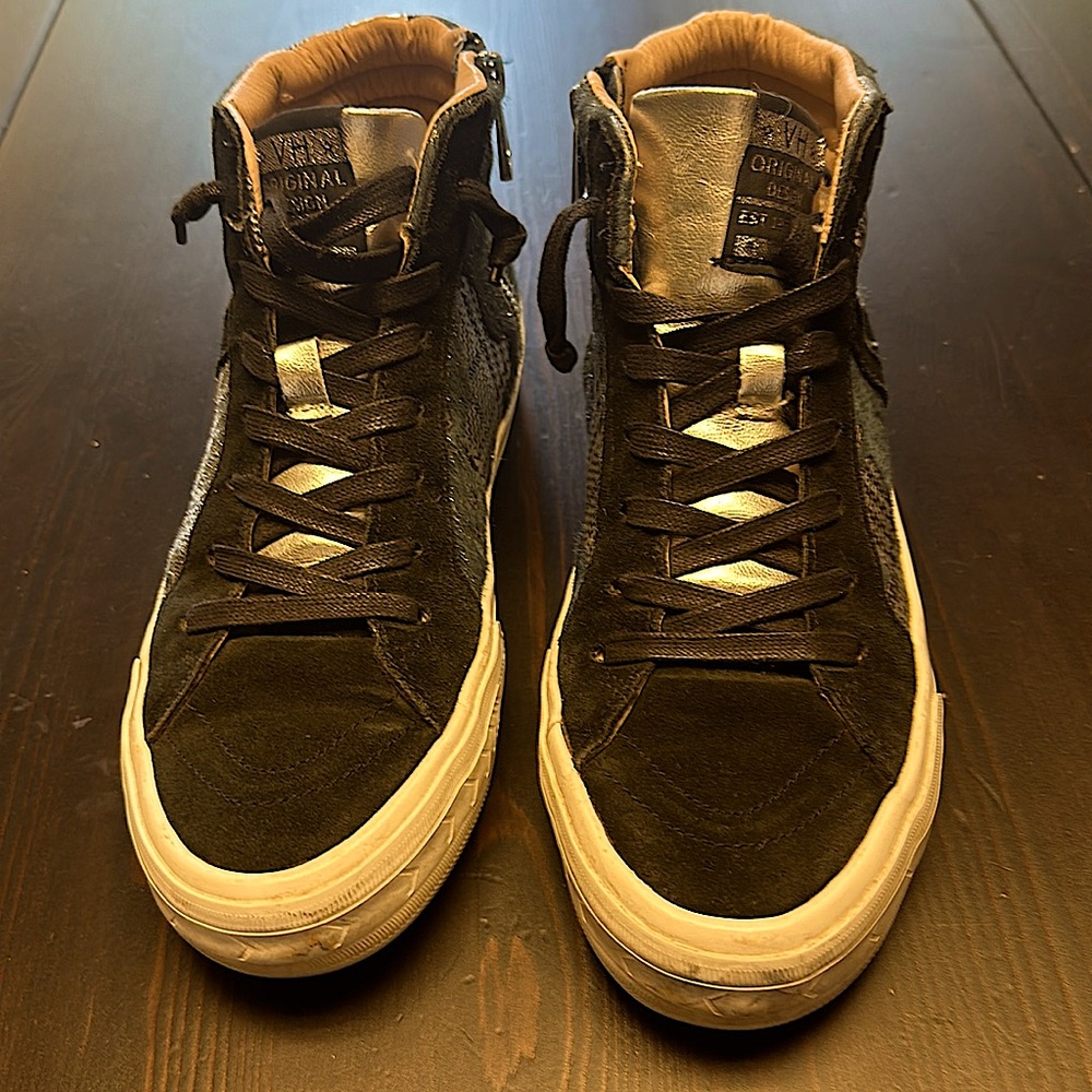 Very comfortable and chic sneakers with zipp on the side.